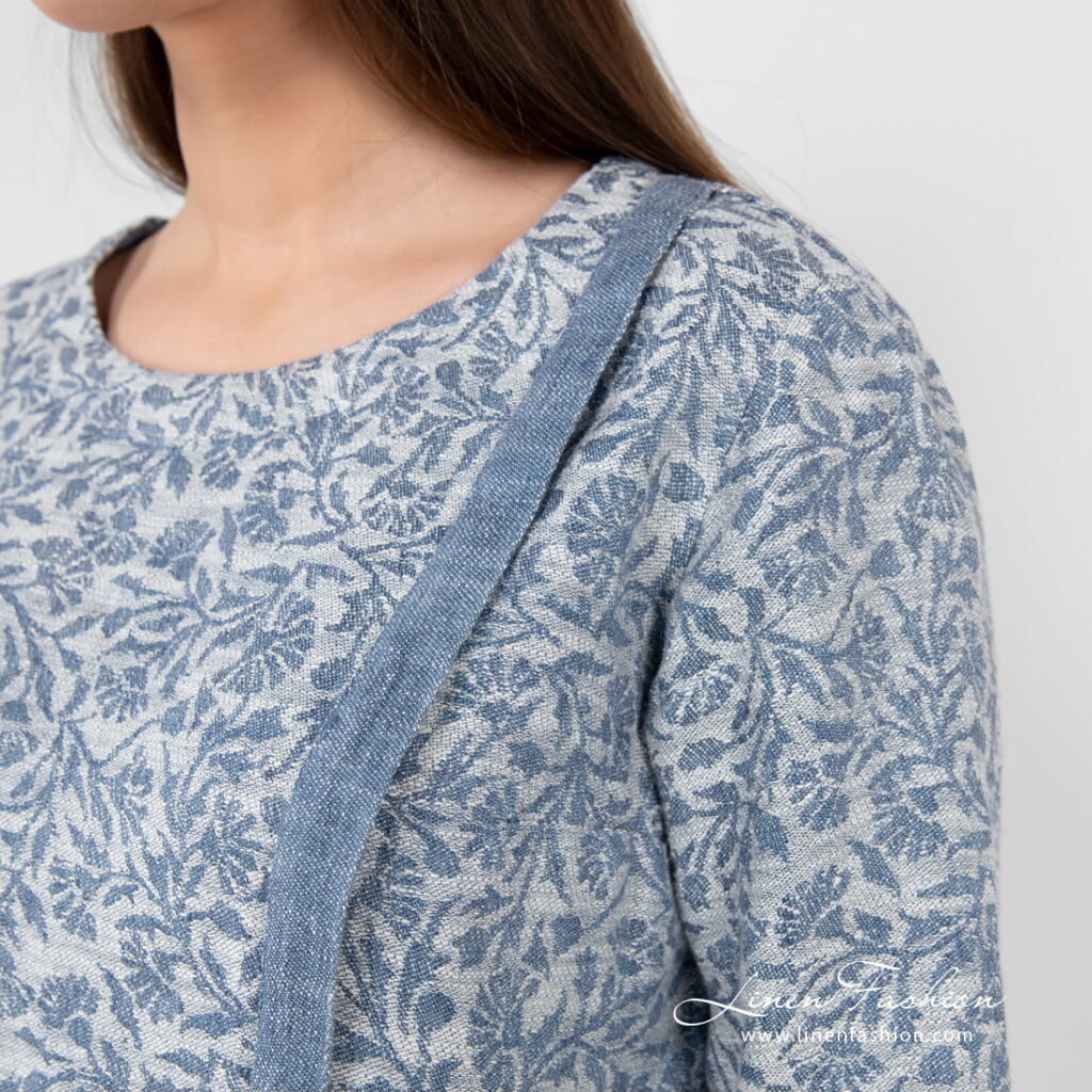CYBIL Bluse blau 4 Linen cotton blue flower blouse with rounded neck.