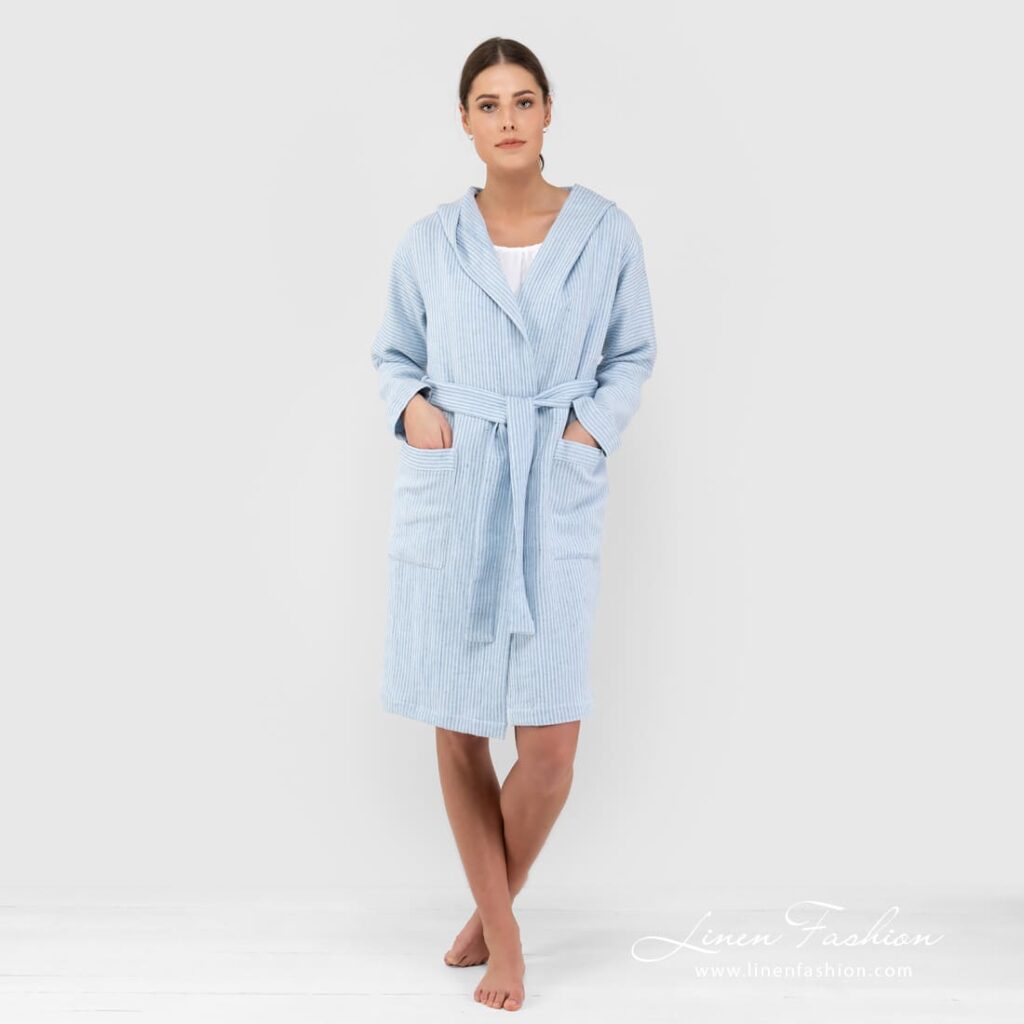 AIRA Bademantel hellblau mit Kapuze 2 AIRA blue linen cotton bathrobe with hoodie full size
