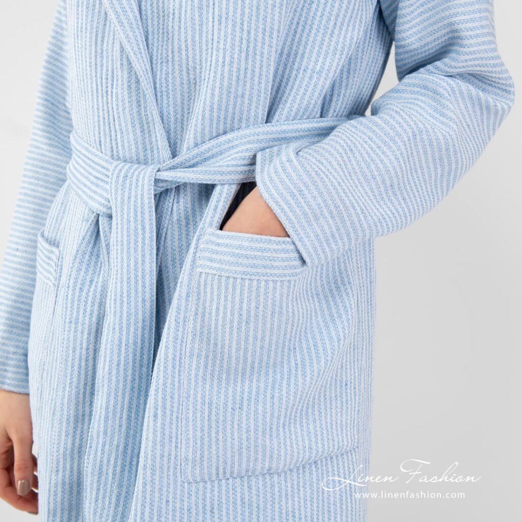 AIRA Bademantel hellblau mit Kapuze 3 AIRA blue linen cotton bathrobe with hoodie and front pockets