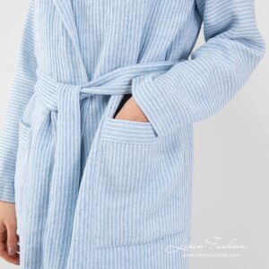 AIRA Bademantel hellblau mit Kapuze 8 AIRA blue linen cotton bathrobe with hoodie and front pockets