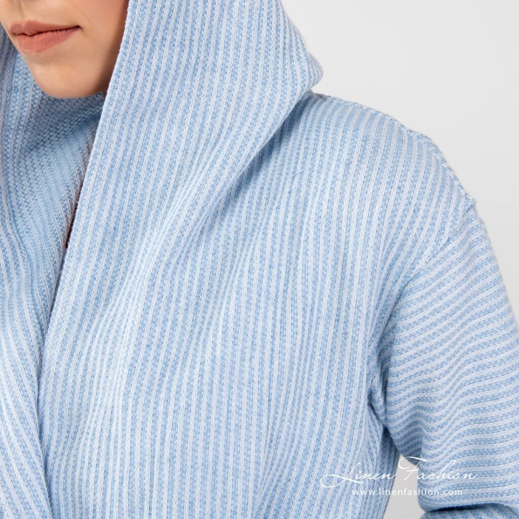 AIRA Bademantel hellblau mit Kapuze 4 AIRA blue linen cotton bathrobe with hoodie and narrow stripe pattern