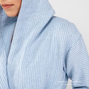 AIRA Bademantel hellblau mit Kapuze 9 AIRA blue linen cotton bathrobe with hoodie and narrow stripe pattern