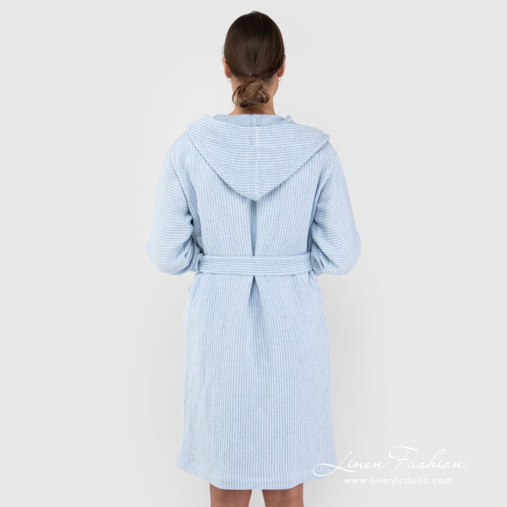 AIRA Bademantel hellblau mit Kapuze 5 AIRA blue linen cotton bathrobe with hoodie from back side