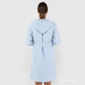 AIRA Bademantel hellblau mit Kapuze 10 AIRA blue linen cotton bathrobe with hoodie from back side