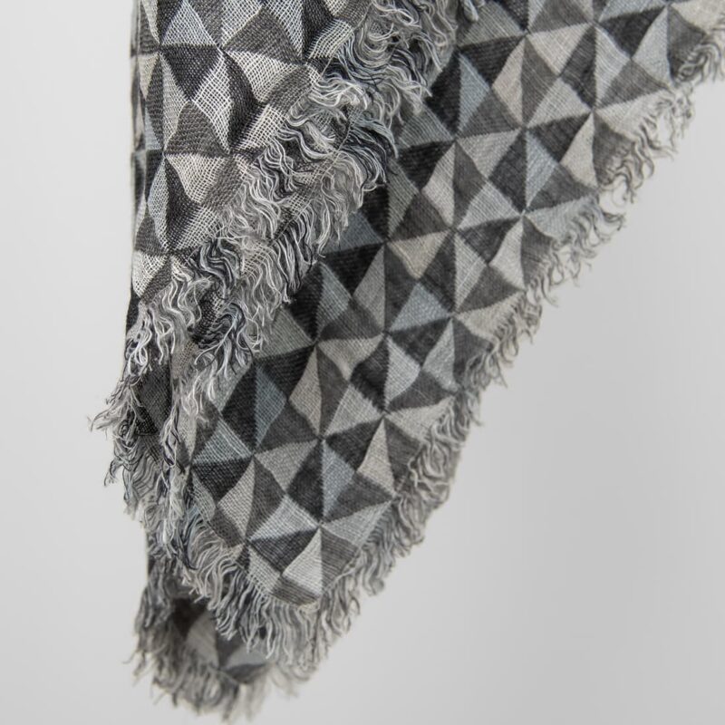 Grey linen scarf with fringe