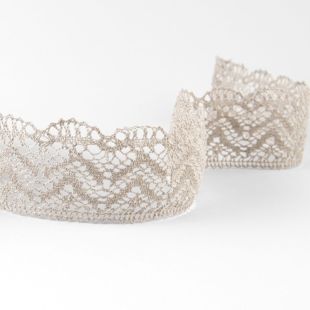 Leinenspitze Nr. 92, natur 2 Linen lace natural No. 92, 4.5 cm width