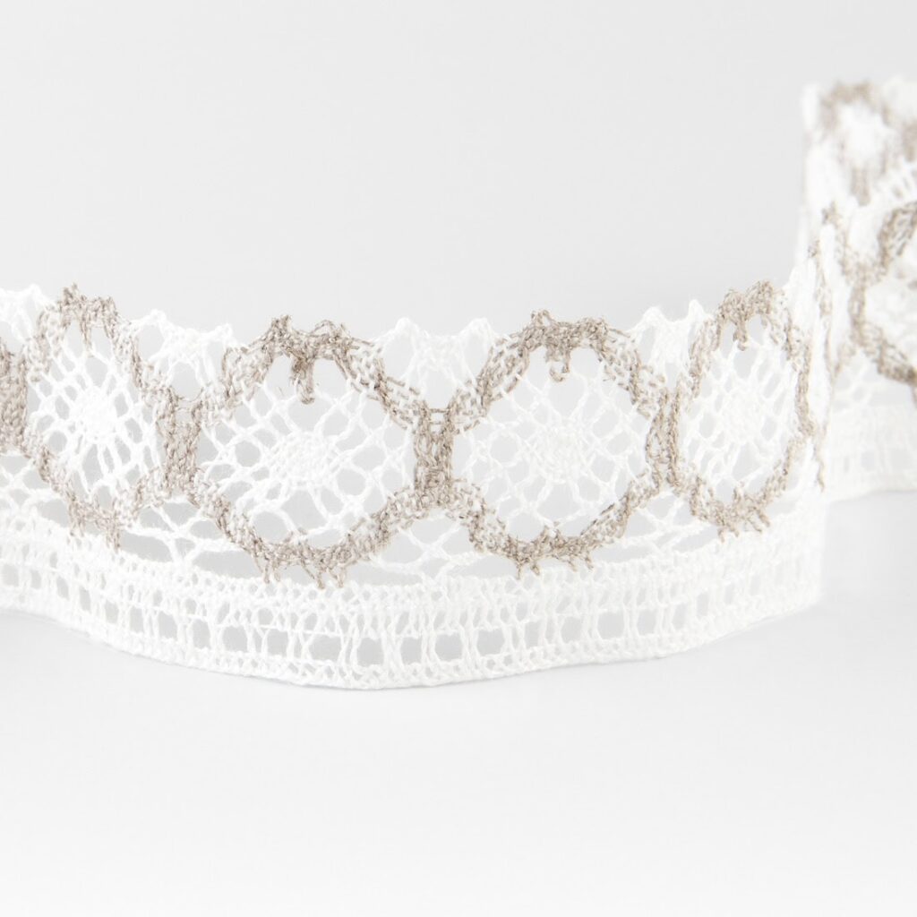 Leinenspitze naturgrau-weiß Nr. 95 2 Linen lace white and natural No. 95, 4cm width