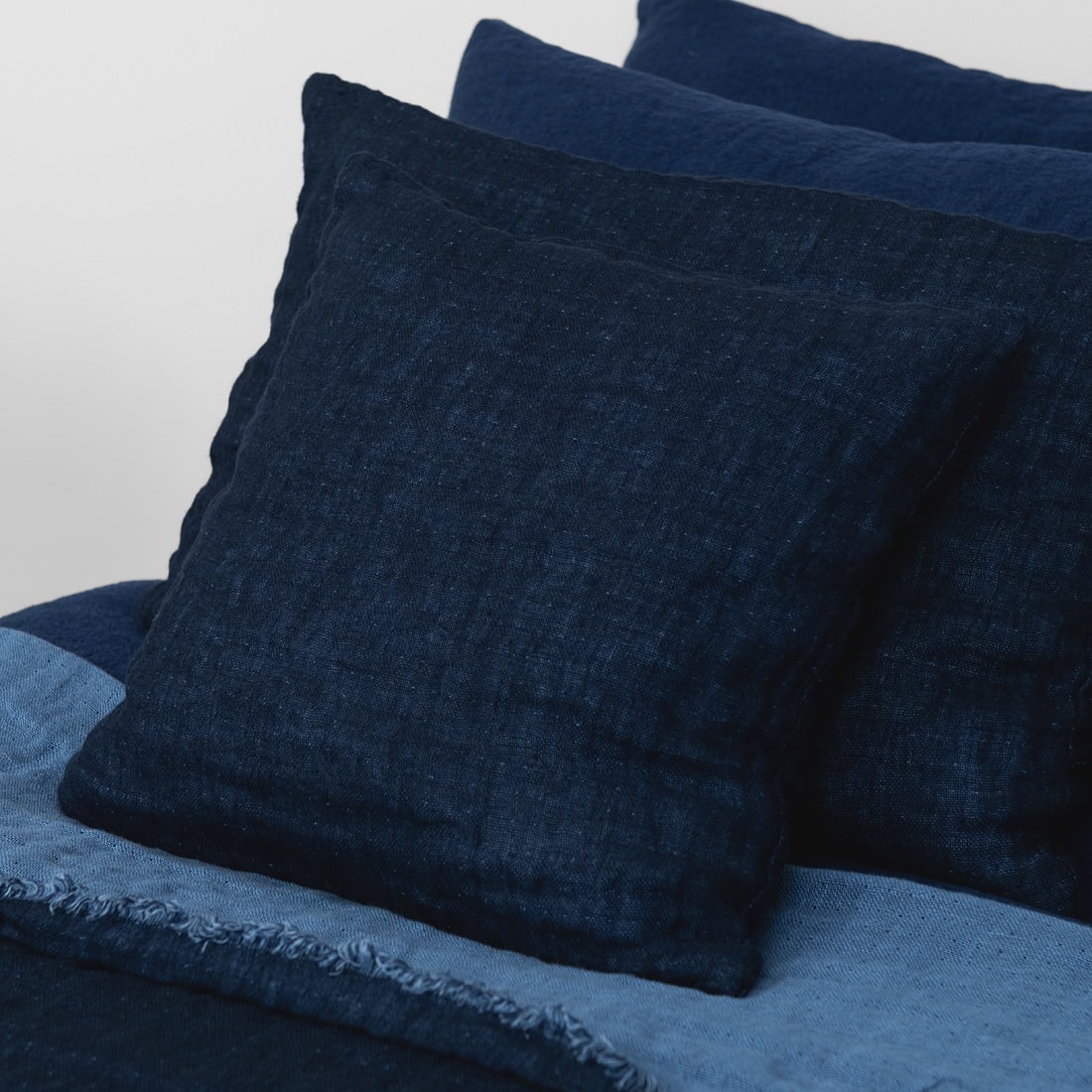 Linen cushion cover black-blue
